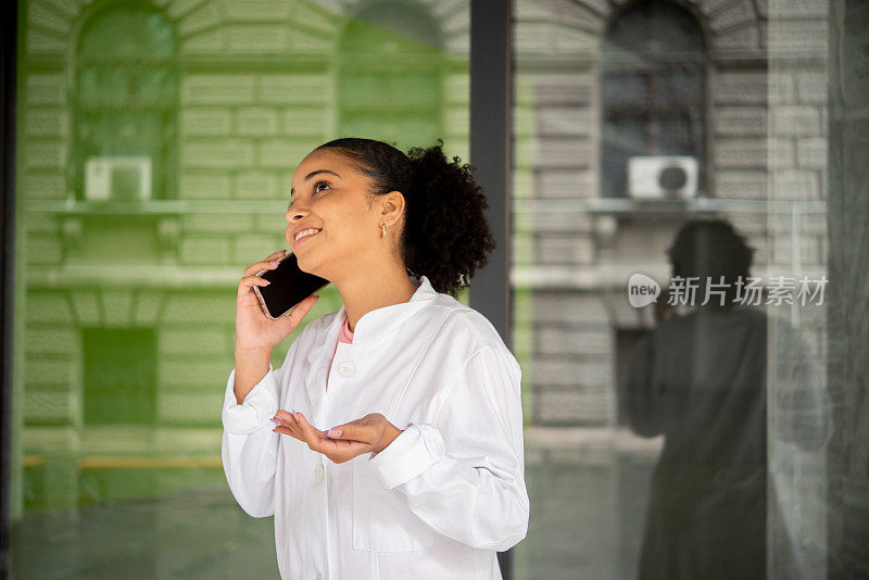 穿着制服的女医生肖像