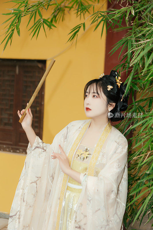 一个穿着中国汉服的美丽女人的户外肖像