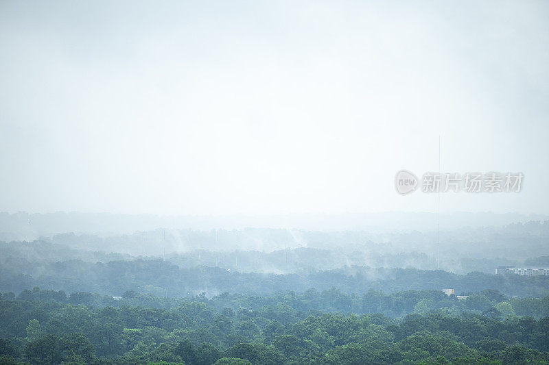 佐治亚州亚特兰大市一个雾蒙蒙的夏日早晨