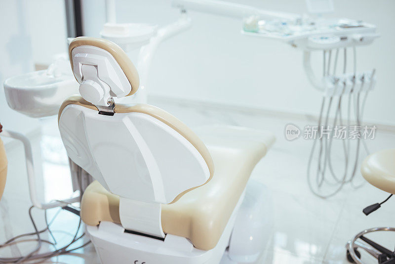 牙科诊所备有牙科设备的病人接待处办公室内部。