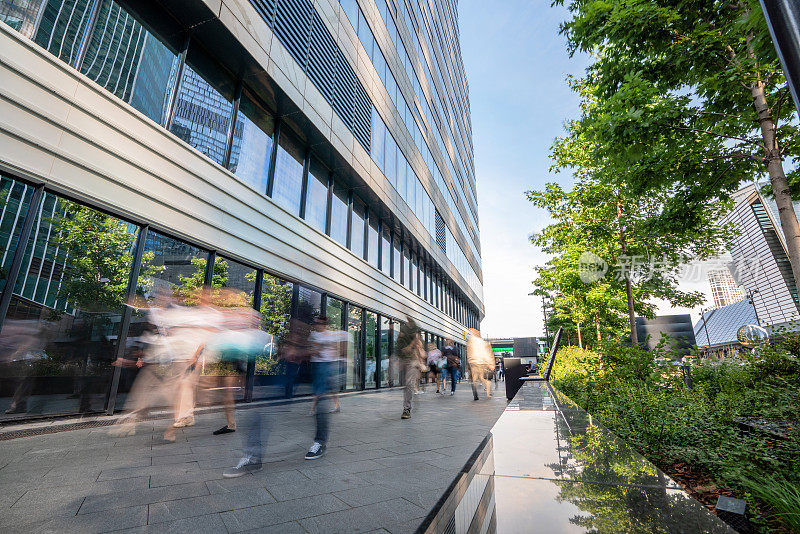 模糊的人影冲进办公室