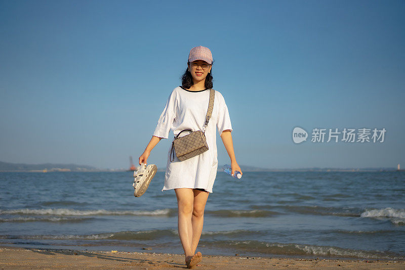 海边海滩上的女士