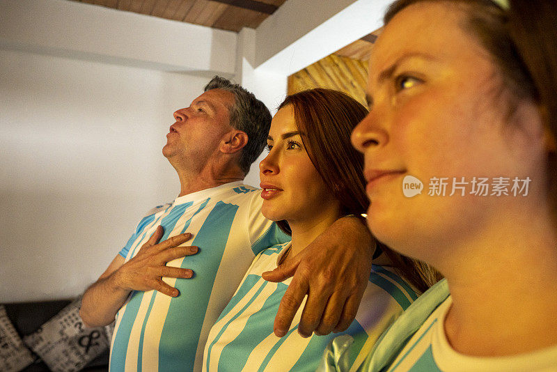 阿根廷球迷聚集在一起观看他们足球队的比赛