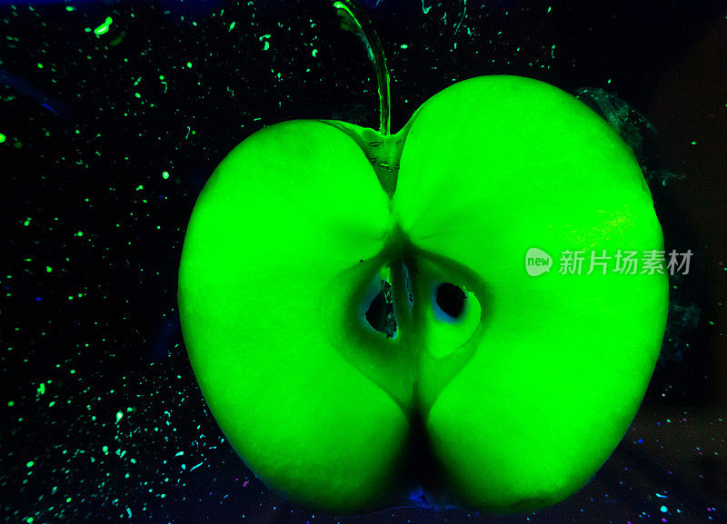 绿色霓虹灯下的绿苹果
