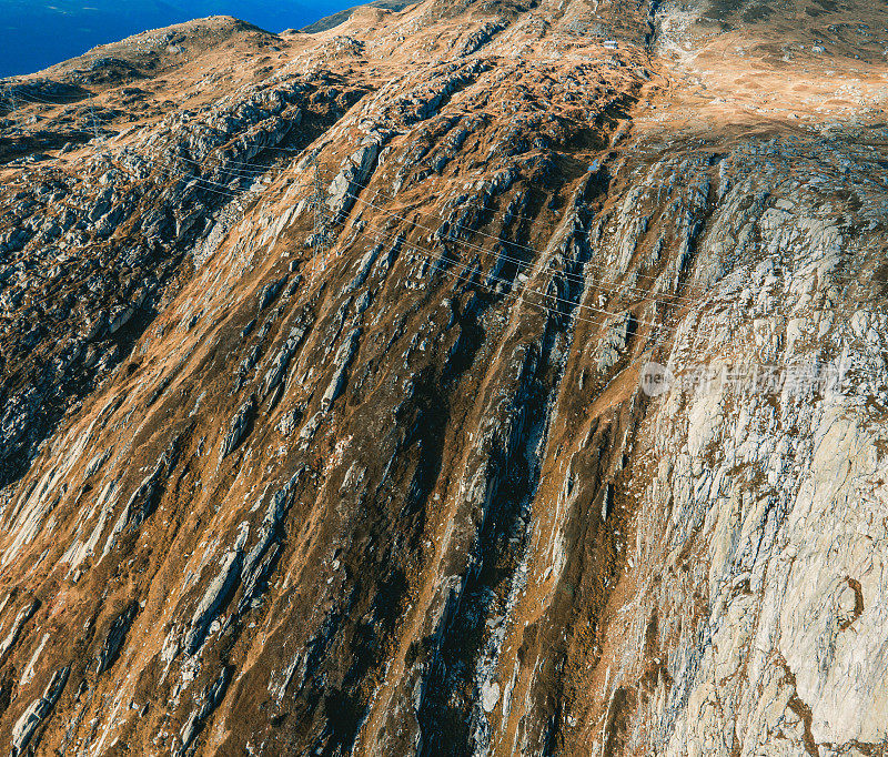鸟瞰瑞士山脉景观的岩石表面