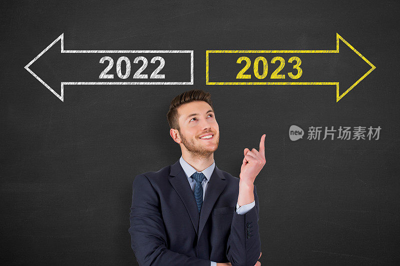 2023年旧年或新年在黑板背景上的人头上