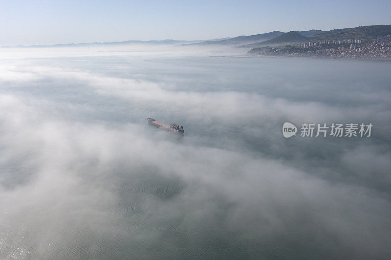 黑海上空的低云。雾在海