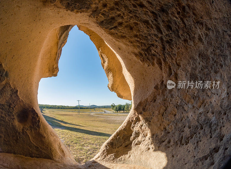 梅梅克教堂内的风景，多岩石的地方
在弗里吉安山谷