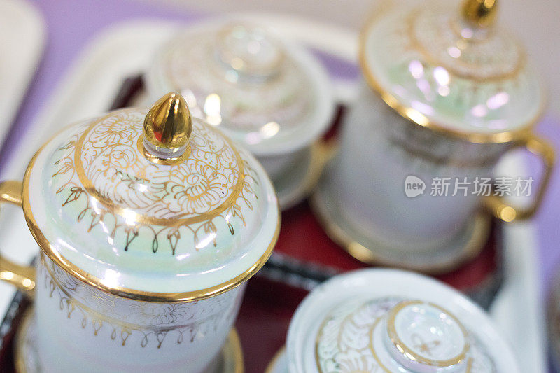 寺庙里供奉的泰国佛教茶壶