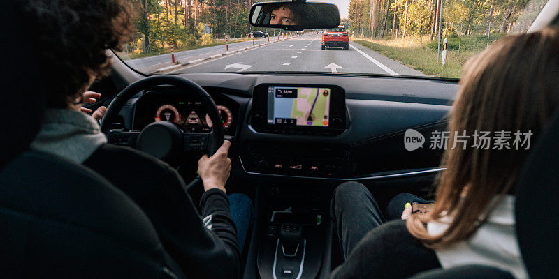 人在室内开车，男人开着车，美女靠近。旅游摄影、旅行、度假摄影的概念。