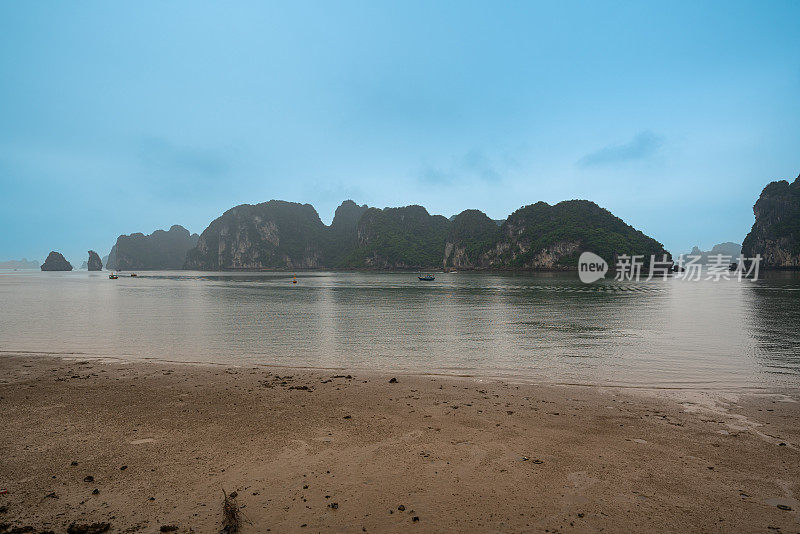 下龙湾的石山