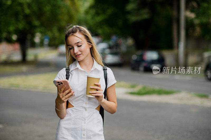 十几岁的女孩使用智能手机