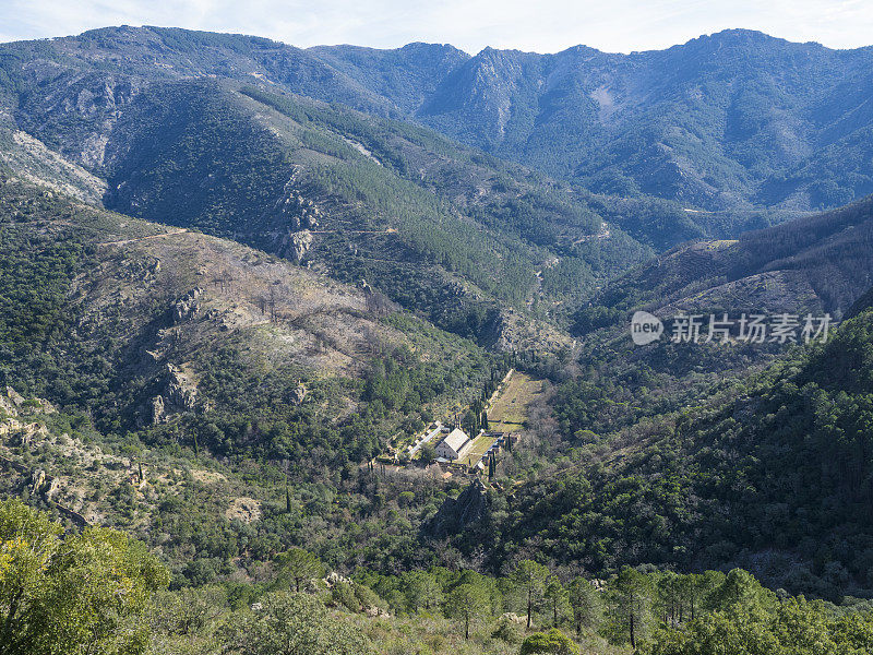 位于西班牙拉阿尔伯卡巴图埃卡斯山谷的修道院