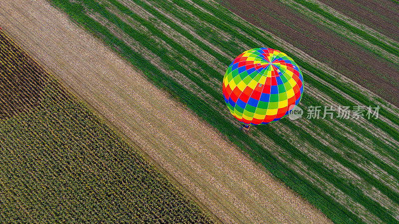热气球起飞前停在农田上的鸟瞰图