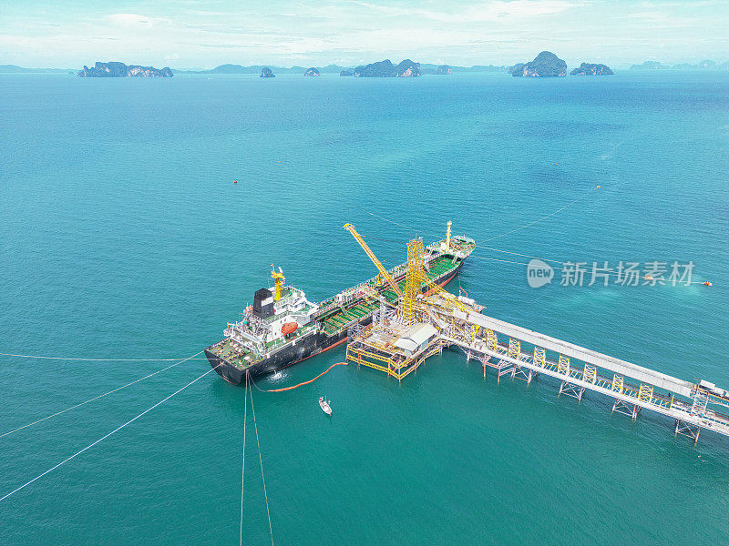 深海港口的工业原油和燃料油轮鸟瞰图