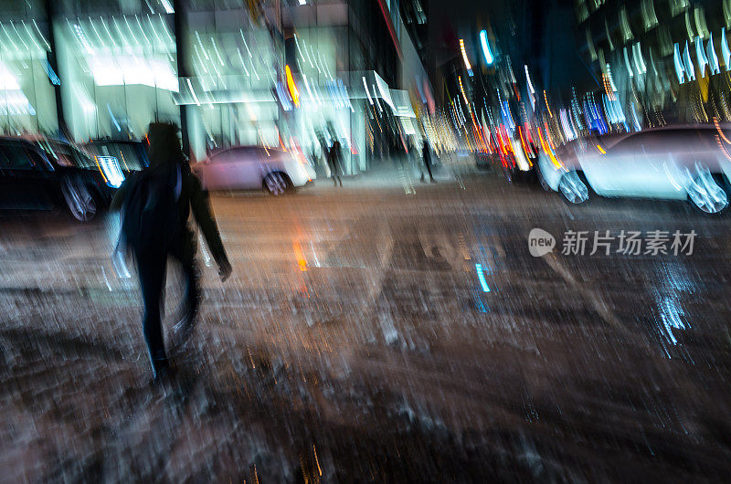 在城市的雪下