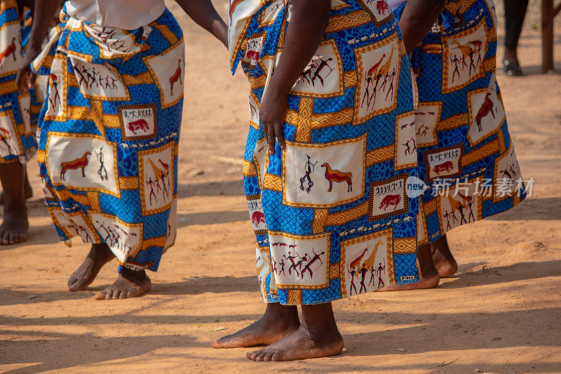 非洲妇女在泥土中赤脚跳传统舞蹈