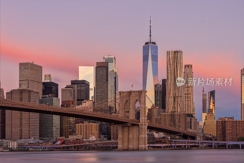 黎明时分的纽约和布鲁克林大桥的标志性景观