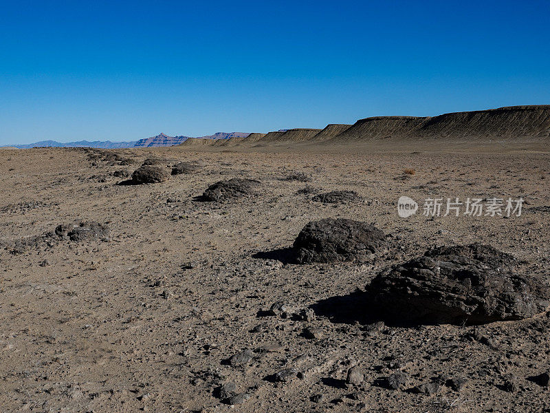 犹他州圣拉斐尔沙漠的山丘和平顶山。