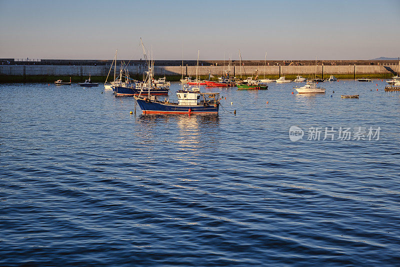 五彩缤纷的日落在比斯开湾的海港