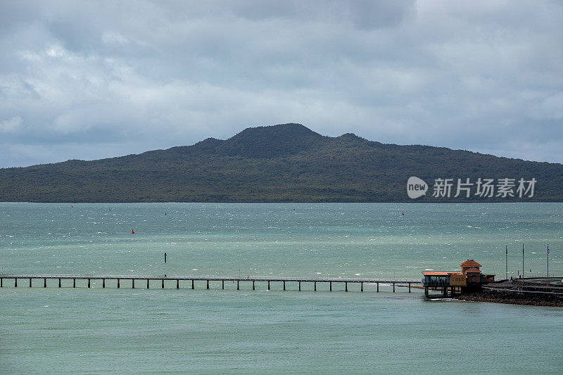 新西兰奥克兰的Rangitoto岛和Waitemata港