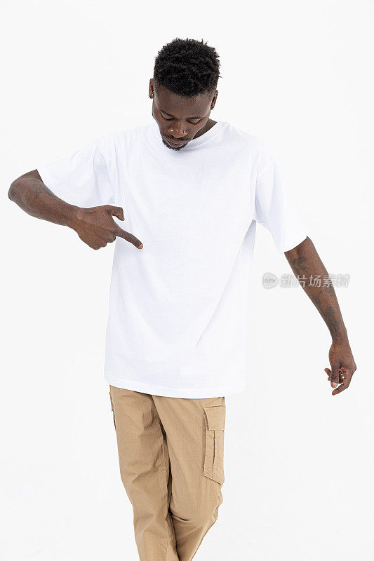 黑色帅气的非洲裔男性模特，穿着白色t恤，在白色背景前展示文字或符号。