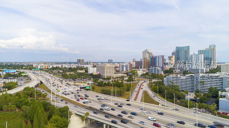 佛罗里达州坦帕的空中天际线。希尔斯堡河和大型交通枢纽上坦帕市中心的远景。