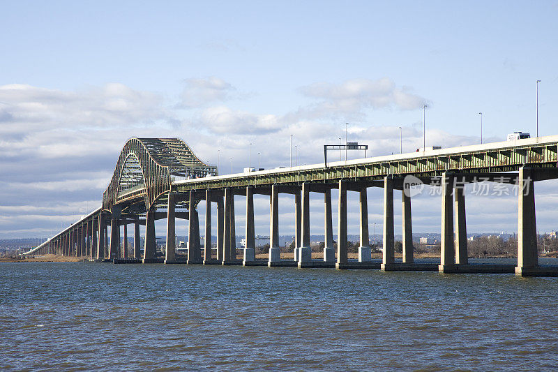 新泽西州纽瓦克湾上方的文森特·r·卡西亚诺纪念桥