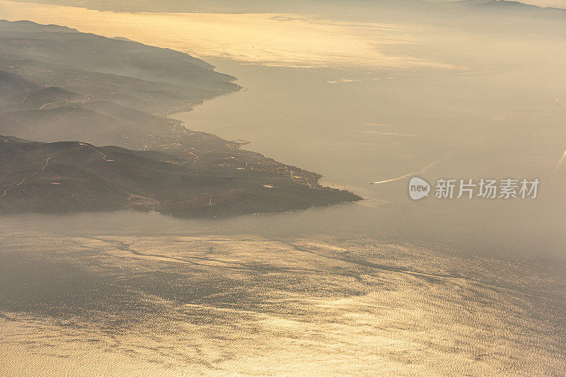 日出时地平线上的雾山在博德鲁姆火鸡附近