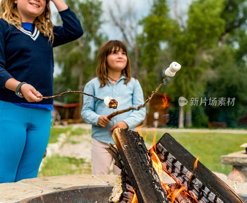 可爱的孩子们在篝火上烤棉花糖做棉花糖