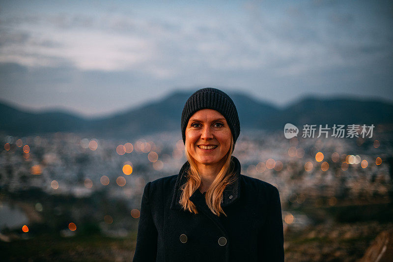 美丽的金发女人在夜晚的城市风景