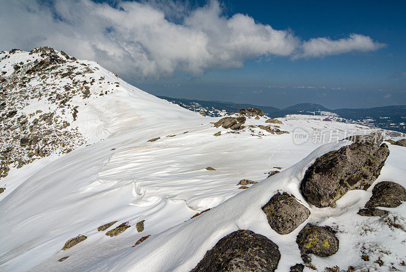 冬天，乌鲁达格的悬崖