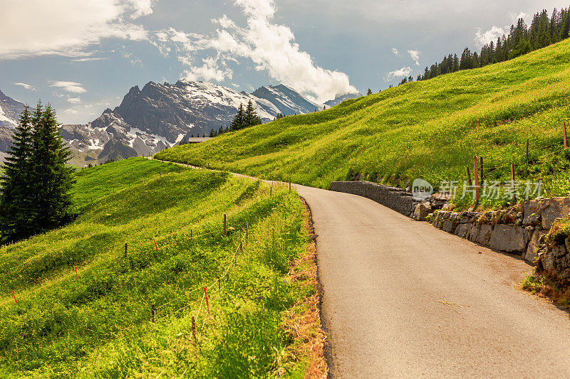 山路。Lauterbrunnen。瑞士。山的风景。伯尔尼州。穆伦村