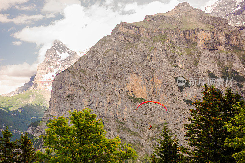 山的风景。Lauterbrunnen。瑞士。伯尔尼州。穆伦村庄。夏天。绿草