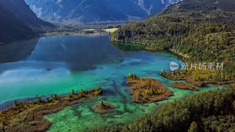 夏季早晨，奥地利萨尔茨卡默古特的阿尔姆湖(阿尔姆湖)的空中全景图。