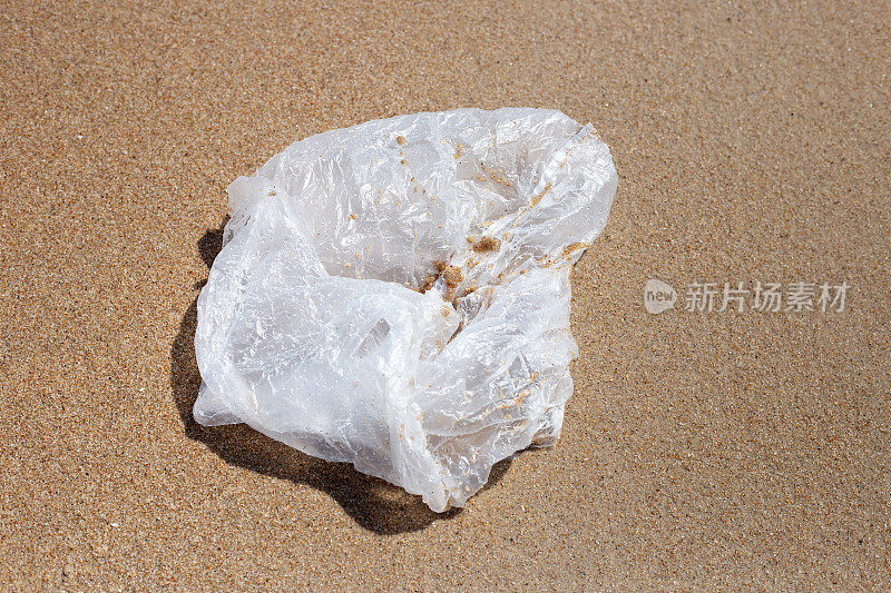 塑料袋污染海滩