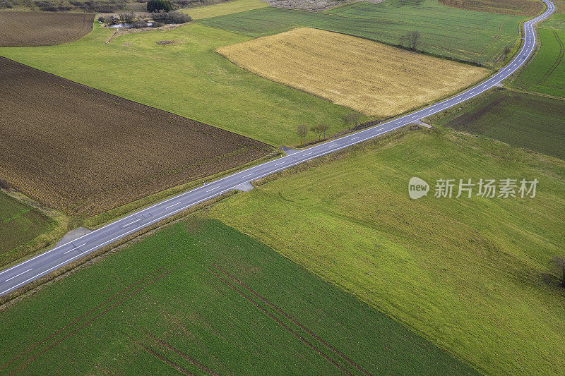 乡村景观中蜿蜒的乡村道路(空中)