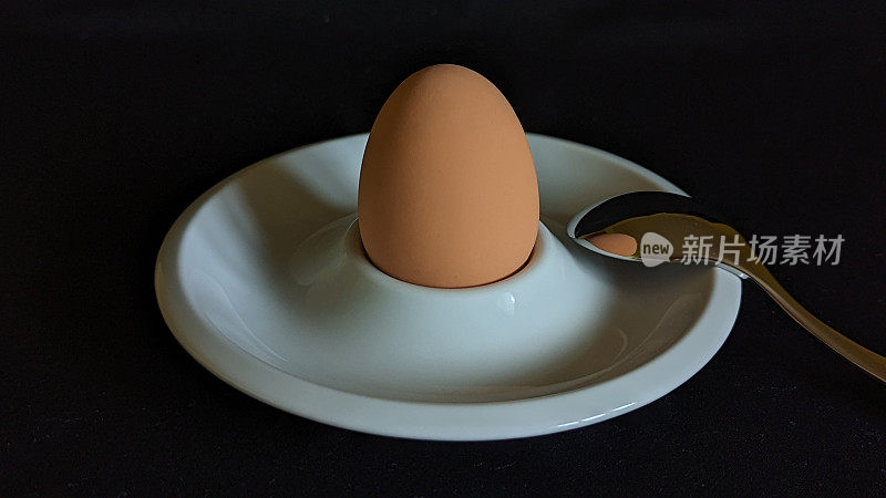鸡蛋，蛋杯和蛋勺