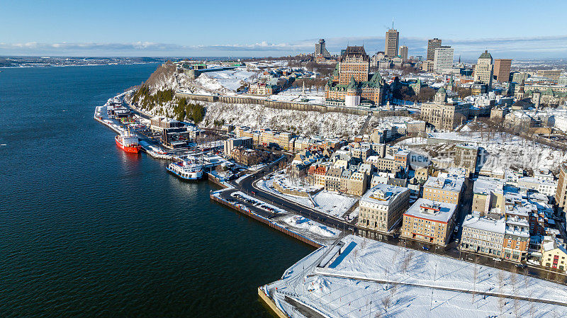 魁北克市和圣劳伦斯河在冬季日出时的鸟瞰图，加拿大魁北克
