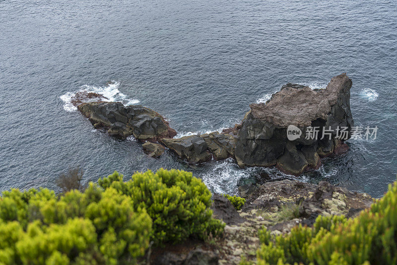 亚速尔群岛特塞拉火山悬崖的高角度视图