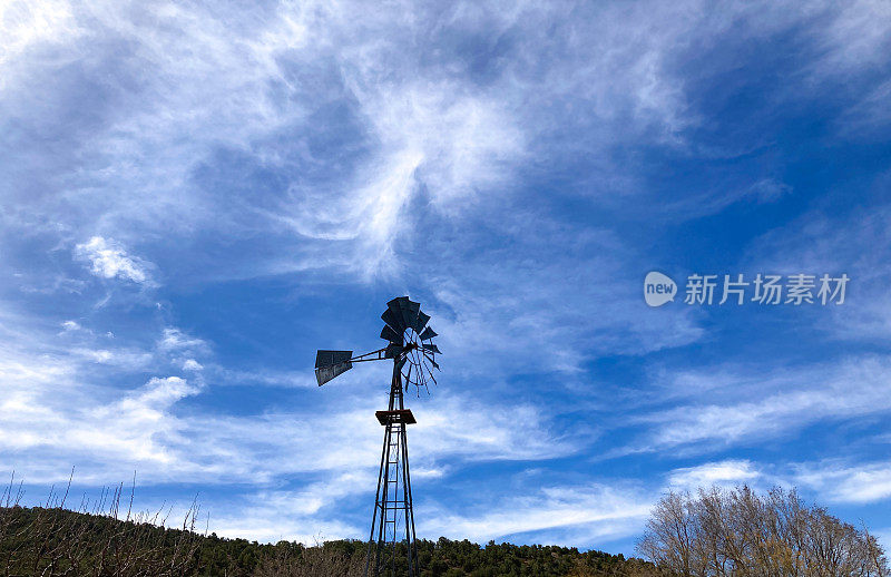 美国西南部沙漠牧场风车