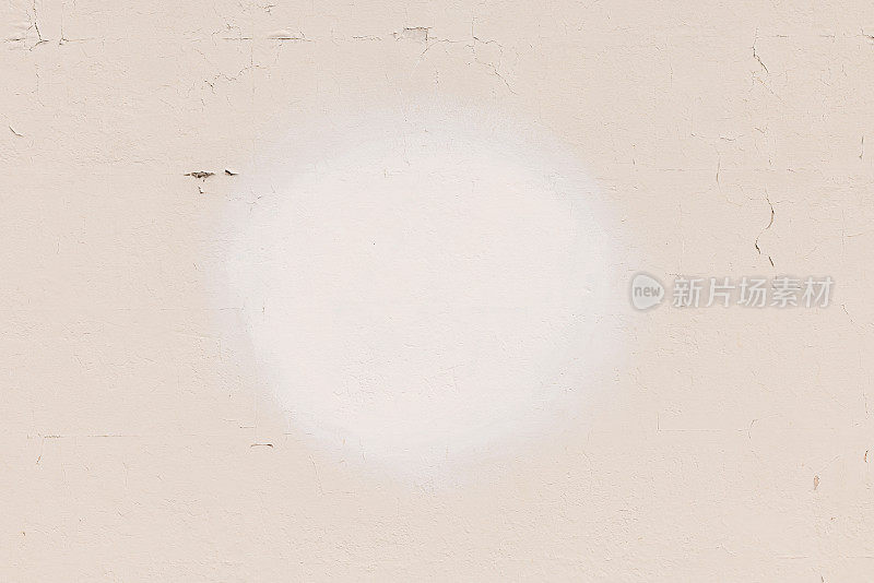 米黄色的墙壁，中间有较浅的圆形部分