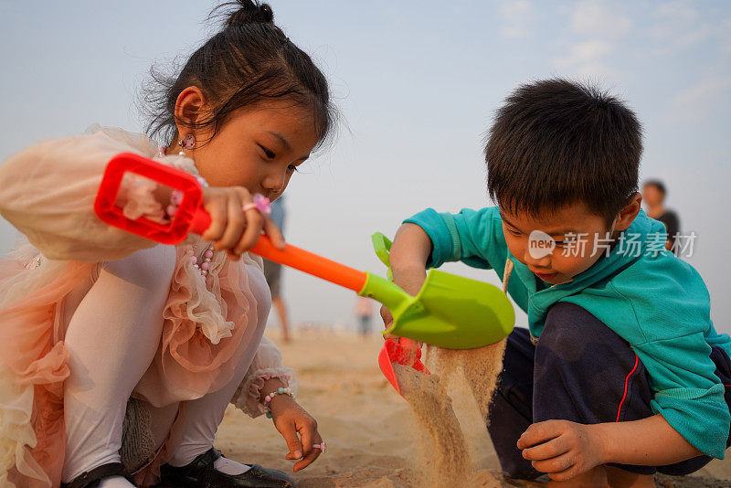 孩子们在海滩上玩耍是一件很有趣的事情