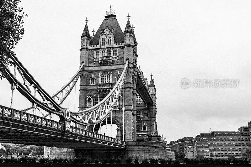 英国伦敦塔桥黑白图像