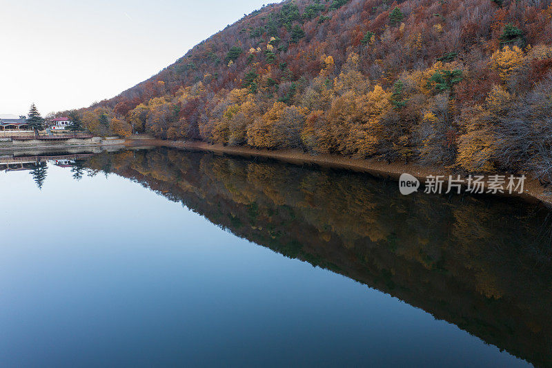 鸟瞰图美丽的秋天的颜色的湖反射与无人机在博拉博伊湖，它就像壁纸