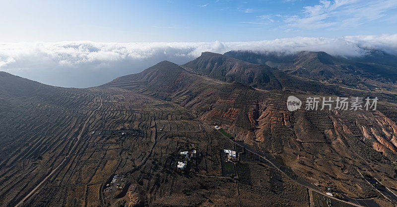 西班牙加那利群岛兰萨罗特岛北部的法马拉山脉鸟瞰图。