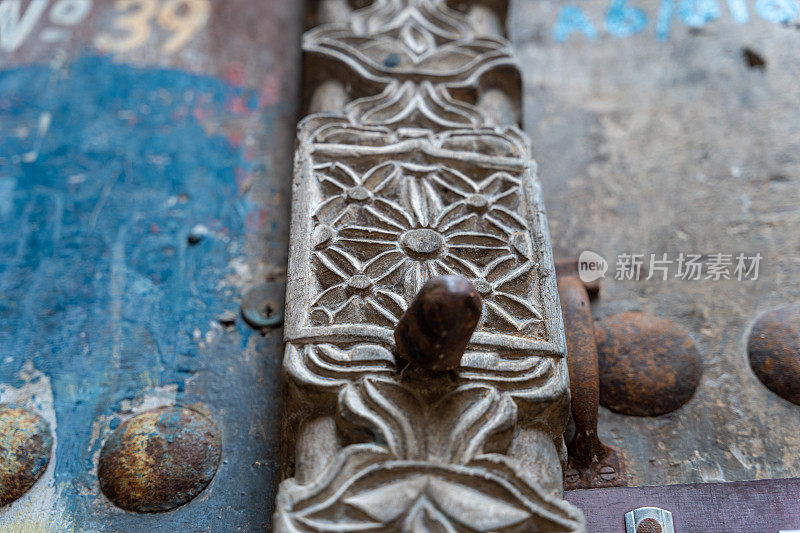 古老的传统门。坦桑尼亚桑给巴尔的石头城。
