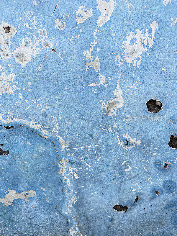 混凝土墙的全画幅图像与蓝色片状，剥落的油漆，剥落的砖石油漆，油漆层，风化，壁纸背景