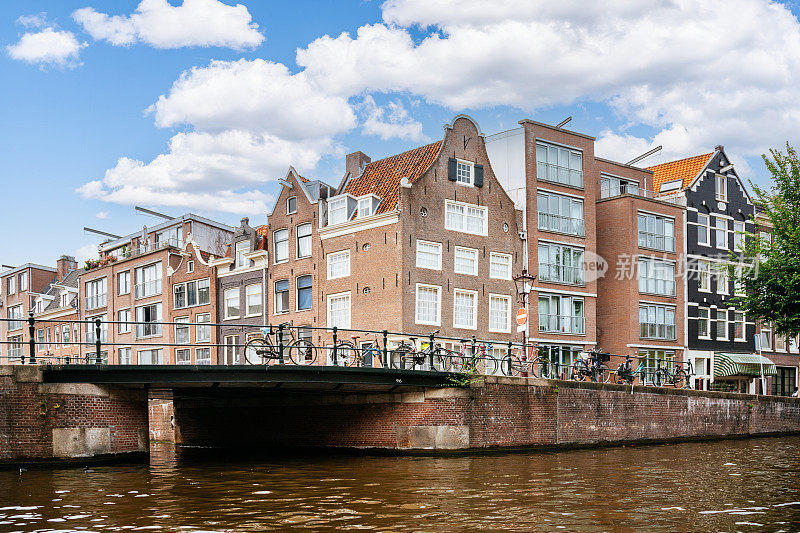 阿姆斯特丹运河和桥与又高又窄的房子。
