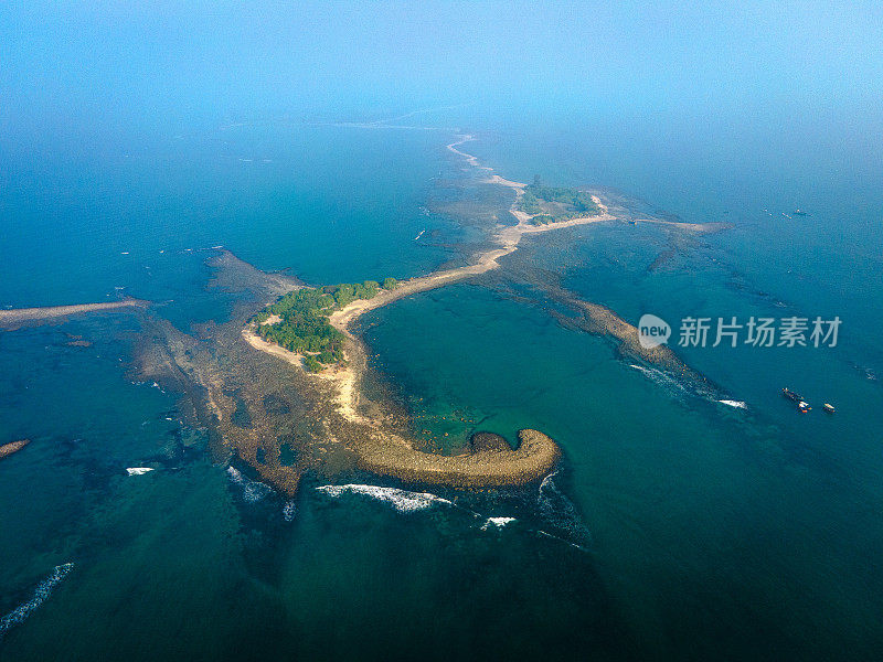 鸟瞰地平线上的岛屿和大海。灵感，希望，优越的背景。海岛旅游从以上旅游理念出发。圣马丁岛，孟加拉国。